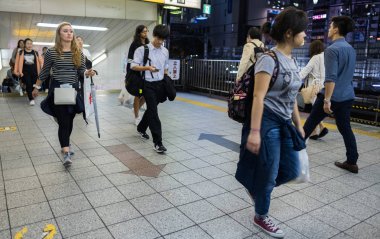 Kimliği belirsiz yayalar, Japon halkı 