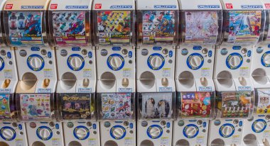 Tokyo, Japonya - 1 Mayıs 2018. Capsul oyuncak otomat veya yerel gashapon olarak bilinen