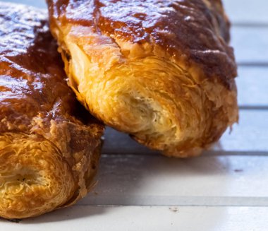 ahşap arka plan üzerinde taze puf hamur işleri