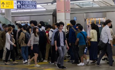 Tokyo, Japonya - 30 Nisan 2018. Japonya Tren istasyonu platformunda banliyö kalabalığı