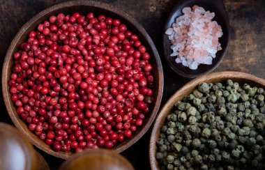 Ahşap kase, kırmızı biber yakın çekim