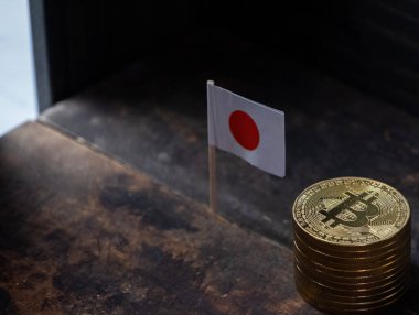 Japon minyatür bayrağı ile bitcoins ahşap tahta üzerinde