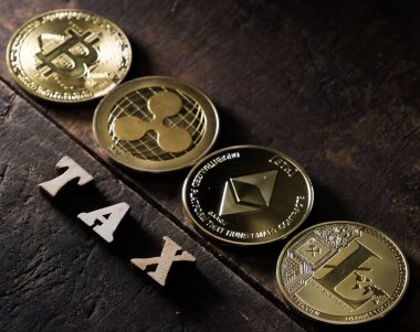 Popüler cryptocurrencies ahşap vergi kelime koyu ahşap arka plan üzerinde