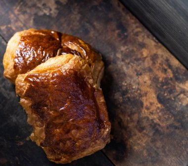 ahşap arka plan üzerinde taze puf hamur işleri