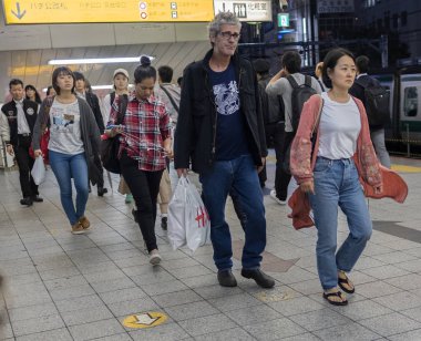 Kimliği belirsiz yayalar, Japon halkı 