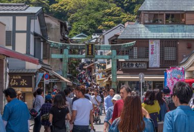 Tokyo, Japonya - 23 Haziran 2018. İnsanlar üzerinde sokak ofshibuya 