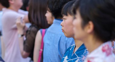 Tokyo, Japonya - 14 Temmuz 2018. Turistler Yasukuni tapınak Mitama (veya ruh) sırasında Yaz Festivali.