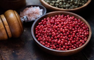 Ahşap kase, kırmızı biber yakın çekim