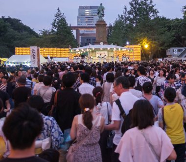 Tokyo, Japonya - 14 Temmuz 2018. Turistler Yasukuni tapınak Mitama (veya ruh) sırasında Yaz Festivali.