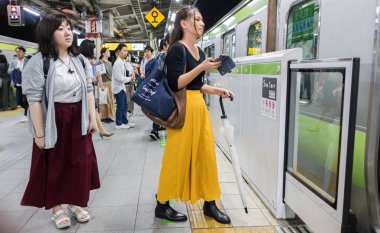 Tokyo, Japonya. Commuters tren istasyonunda.