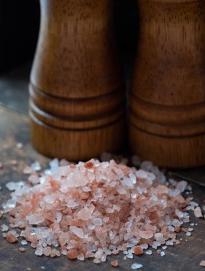 Himalaya tuz ahşap tahta üzerinde Kapat