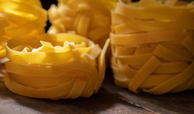 Ahşap tahta üzerinde kurutulmuş tagliatelle makarna