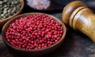 Ahşap kase, kırmızı biber yakın çekim