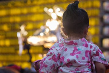 Tokyo, Japonya - 14 Temmuz 2018. Yasukuni tapınak Mitama (veya ruh) sırasında Yaz Festivali mikoshi ya da taşınabilir tapınak geçit, geleneksel yukata elbiseli küçük Japon kız.