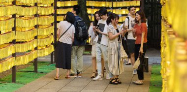 Tokyo, Japonya - 14 Temmuz 2018. Ziyaretçiler ve sarı kağıt fenerler Yasukuni tapınak Mitama (veya ruh) sırasında Yaz Festivali satırlar arasında yürüyen turist.