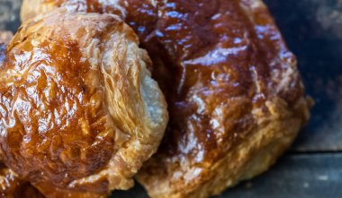 ahşap arka plan üzerinde taze puf hamur işleri