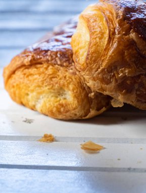 ahşap arka plan üzerinde taze puf hamur işleri