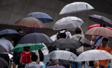Tokyo, Japonya - 4 Temmuz 2018. Yayalar şemsiyelerle Shibuya içinde merdivenlerden yukarı yürümek.