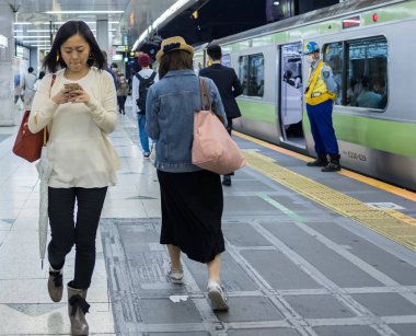 Tokyo, Japonya. Commuters tren istasyonunda.