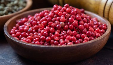 Ahşap kase, kırmızı biber yakın çekim