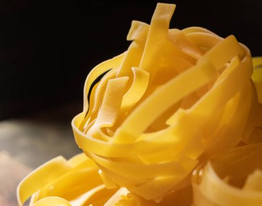 Ahşap tahta üzerinde kurutulmuş tagliatelle makarna