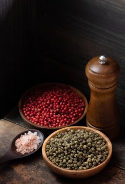 Kırmızı ve yeşil peppercorns ahşap kase