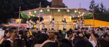 Tokyo, Japonya - 14 Temmuz 2018. Turistler Yasukuni tapınak Mitama (veya ruh) sırasında Yaz Festivali.