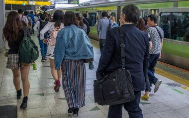 Tokyo, Japonya. Commuters tren istasyonunda.