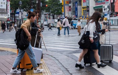Tokyo, Japonya. Turistler ve yerliler için karşıdan karşıya geçerken