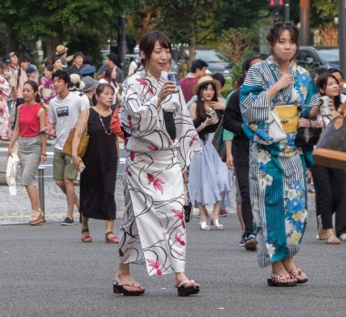 Tokyo, Japonya - 14 Temmuz 2018. Yasukuni tapınak Mitama (veya ruh) sırasında Yaz Festivali smartphone ile yukata elbiseli Japon kız.