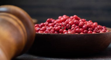 Ahşap kase, kırmızı biber yakın çekim