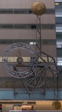 Tokyo, Japonya - 1 Mayıs 2018. Ns Shinjuku binasında dünyanın en büyük Seiko sarkaçlı saat görünümü