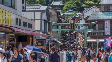 Tokyo, Japonya - 23 Haziran 2018. İnsanlar üzerinde sokak ofshibuya 
