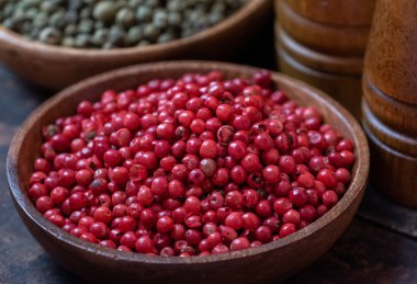 Ahşap kase, kırmızı biber yakın çekim