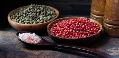 Kırmızı ve yeşil peppercorns ahşap kase