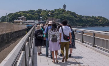 Tokyo, Japonya - 23 Haziran 2018. İnsanlar üzerinde sokak ofshibuya 