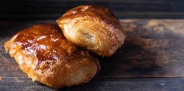 ahşap arka plan üzerinde taze puf hamur işleri