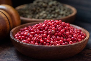 Ahşap kase, kırmızı biber yakın çekim