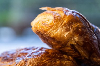 ahşap arka plan üzerinde taze puf hamur işleri