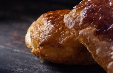 ahşap arka plan üzerinde taze puf hamur işleri