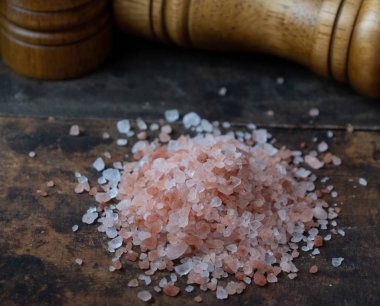 Himalaya tuz ahşap tahta üzerinde Kapat