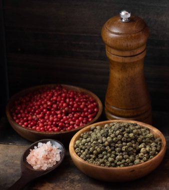 Kırmızı ve yeşil peppercorns ahşap kase