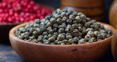 Ahşap kase yeşil biber