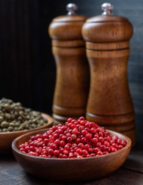 Ahşap kase, kırmızı biber yakın çekim