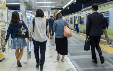 Tokyo, Japonya. Commuters tren istasyonunda.