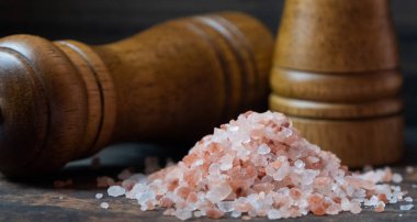 Himalaya tuz ahşap tahta üzerinde Kapat