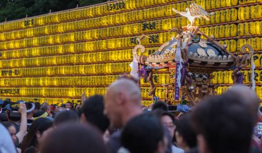 Tokyo, Japonya - 14 Temmuz 2018. Yasukuni tapınak Mitama (veya ruh) sırasında Yaz Festivali mikoshi ya da taşınabilir tapınak geçit turist.