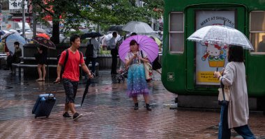 Tokyo, Japonya - 4 Temmuz 2018. Hachiko Meydanı, Shibuya'smartphonne ile şemsiye ile Japon kız.