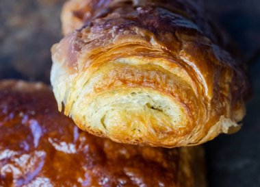 ahşap arka plan üzerinde taze puf hamur işleri