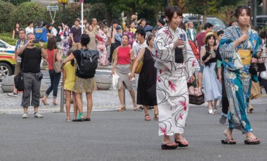 Tokyo, Japonya - 14 Temmuz 2018. Yasukuni tapınak Mitama (veya ruh) sırasında Yaz Festivali smartphone ile yukata elbiseli Japon kız.